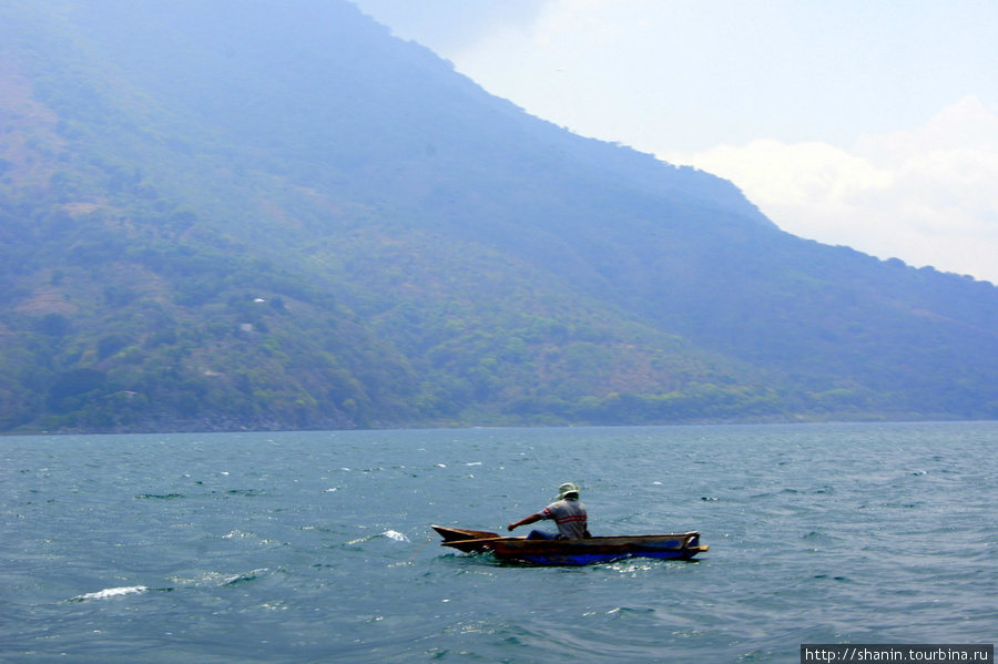 На катере по озеру Атитлан Сантьяго Атитлан, Гватемала