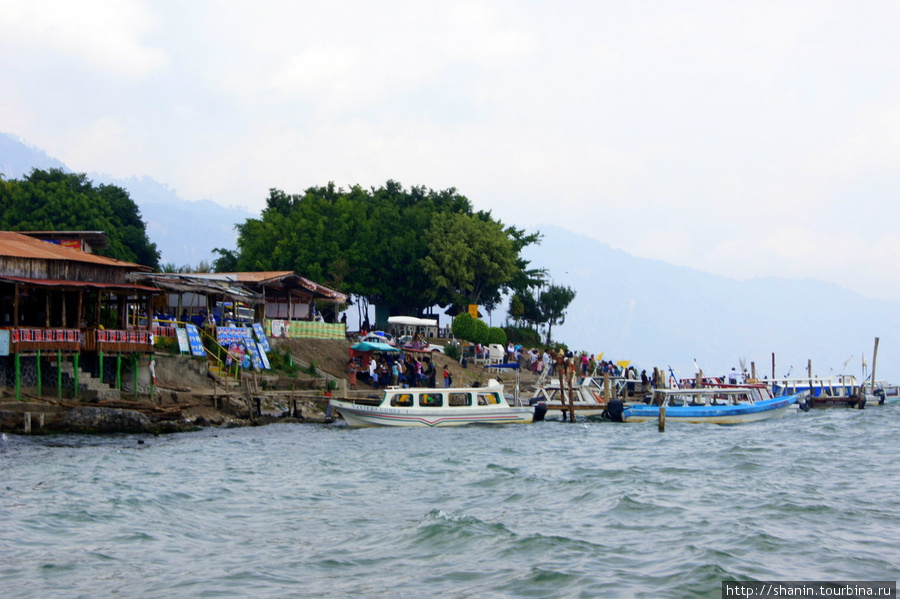 Панахачель — вид со стороны озера Сантьяго Атитлан, Гватемала