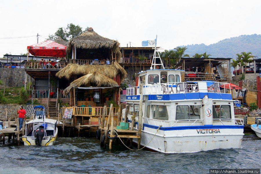 Панахачель — вид со стороны озера Сантьяго Атитлан, Гватемала
