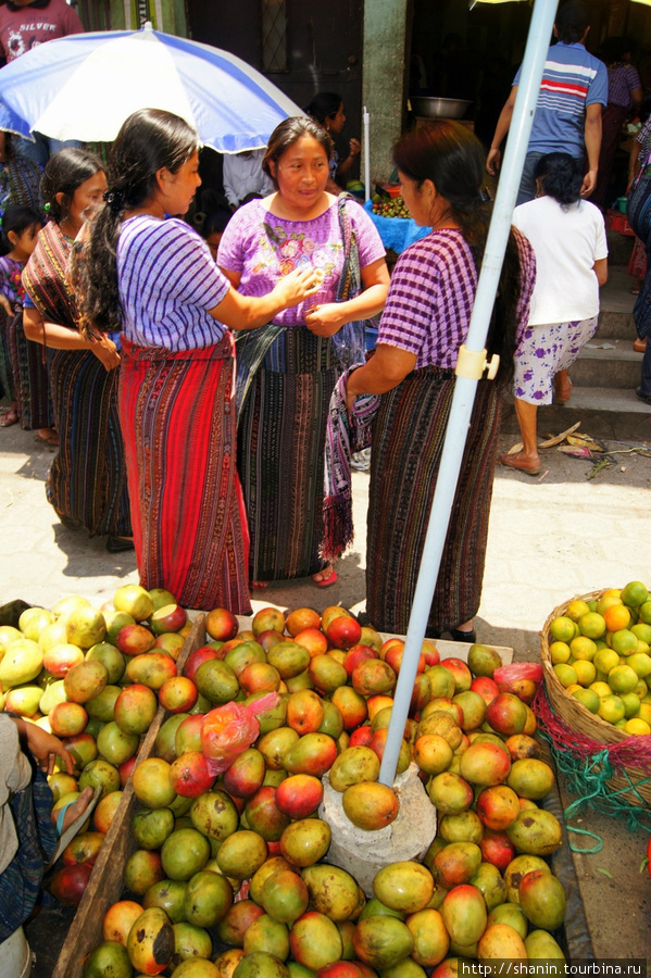 Манго на рынке Сантьяго Атитлан, Гватемала