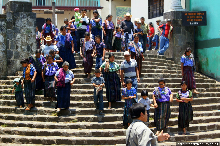 На выходе из церкви Сантьяго Атитлан, Гватемала