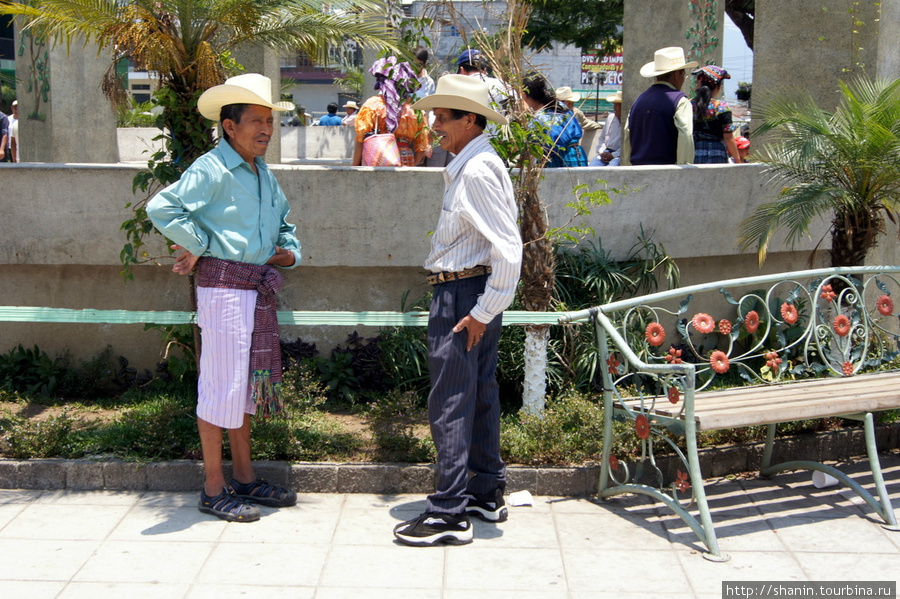 Народ гуляет по улицам Сантьяго Атитлан, Гватемала