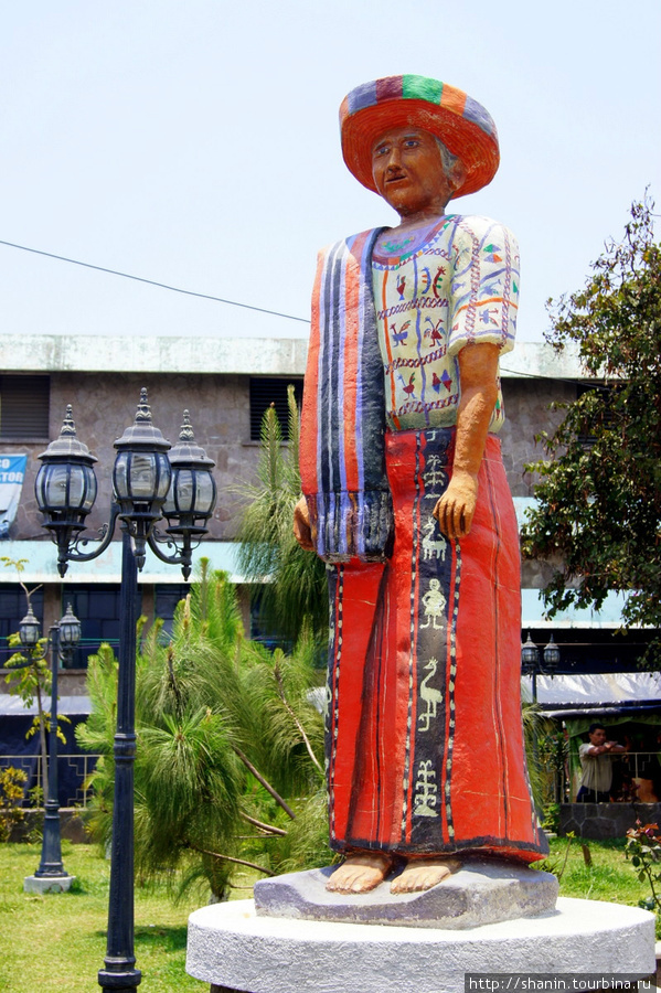 Даже статуя в национальном костюме Сантьяго Атитлан, Гватемала