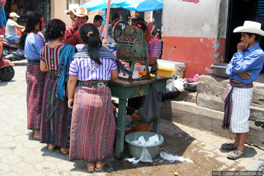 Народ гуляет по улицам Сантьяго Атитлан, Гватемала