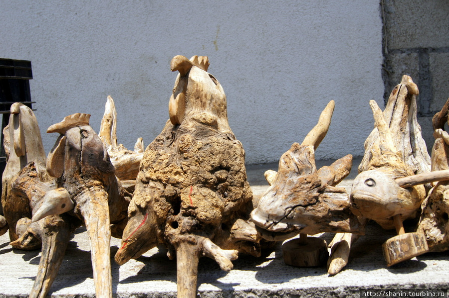 Сувениры из дерева Сантьяго Атитлан, Гватемала