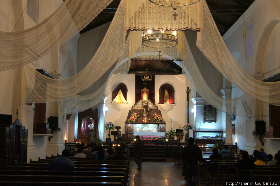 Вечером в церкви в Панахачель Панахачель, Гватемала