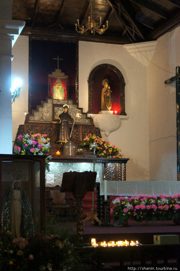 Вечером в церкви в Панахачель Панахачель, Гватемала