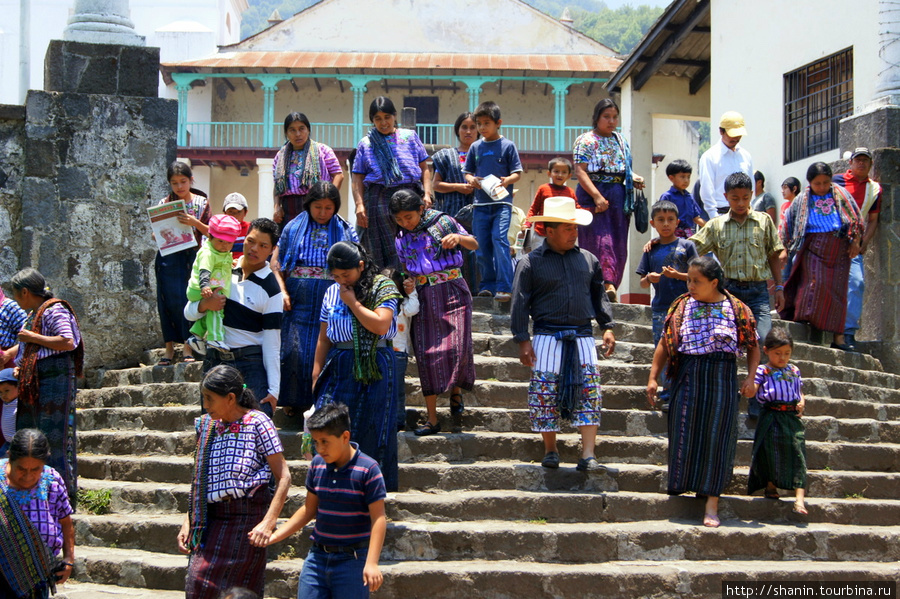 Прихожане после службы на лестнице Сантьяго Атитлан, Гватемала
