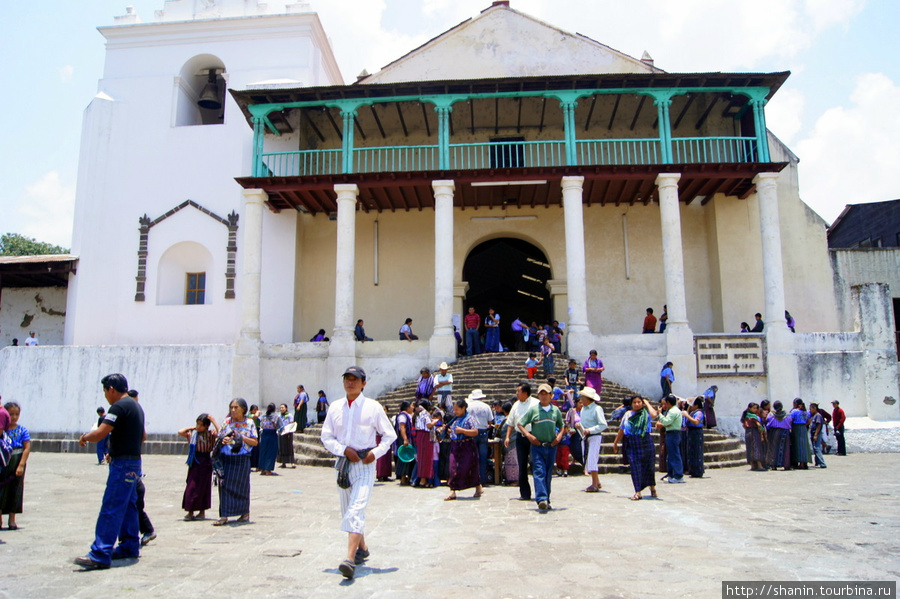 Воскресенье в церкви Сантьяго Атитлан, Гватемала
