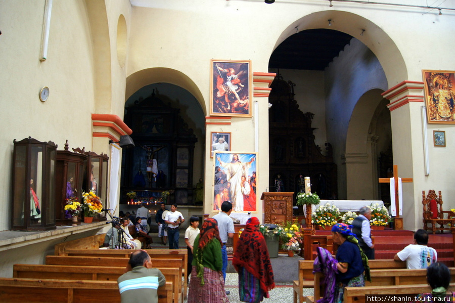 В церкви в Сантьяго Атитлан Сантьяго Атитлан, Гватемала