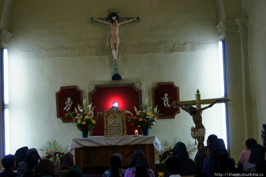 Воскресенье в церкви Сантьяго Атитлан, Гватемала
