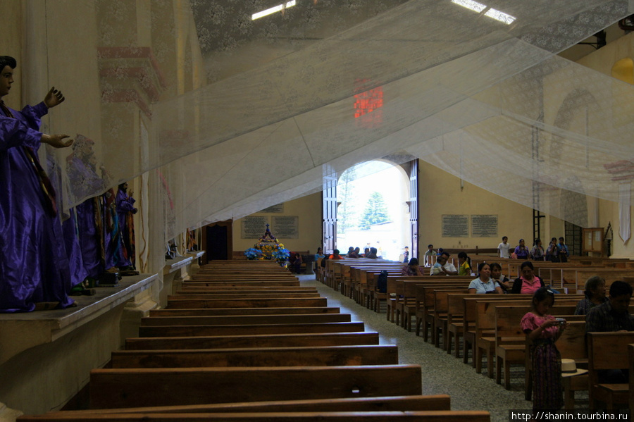 В церкви в Сантьяго Атитлан Сантьяго Атитлан, Гватемала