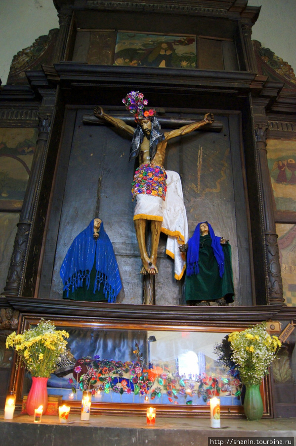 Статуи в церкви Сантьяго Атитлан, Гватемала