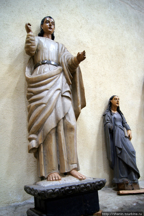 Статуи в церкви Сантьяго Атитлан, Гватемала