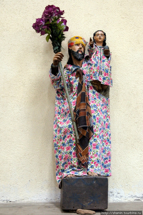 Статуя в церкви в Сантьяго Атитлан