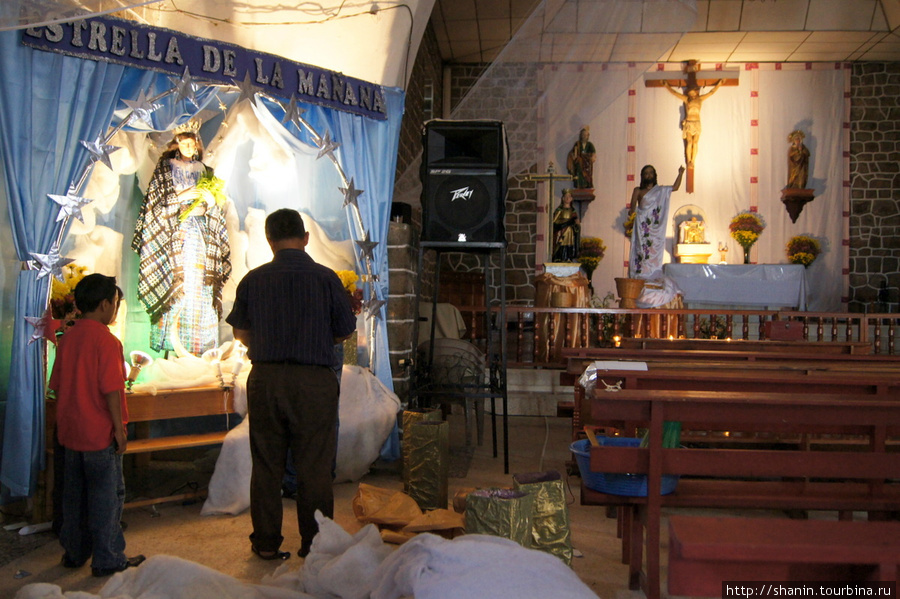 В церкви Святого Петра Сан-Педро-ла-Лагуна, Гватемала