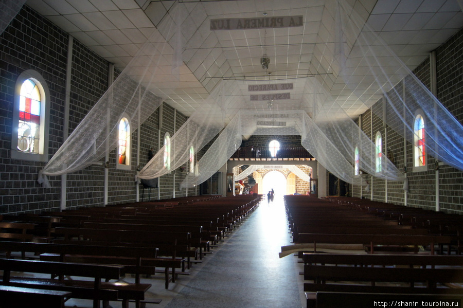 В церкви Святого Петра Сан-Педро-ла-Лагуна, Гватемала