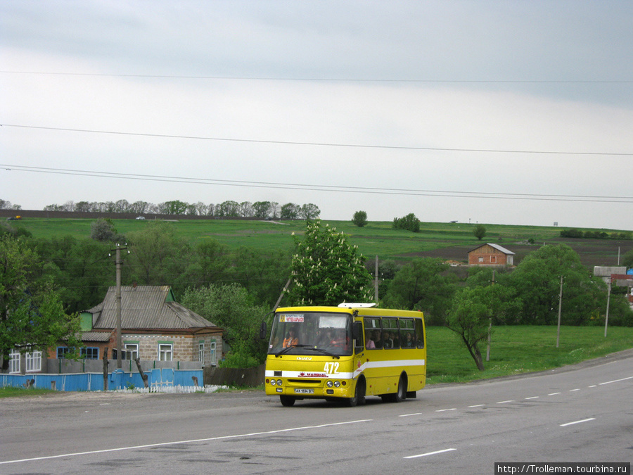 Подъезжает к остановке. На заднем фоне объездная часть трассы Каменная Яруга, Украина