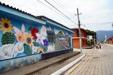 В Апаненке много рисунков на стенах