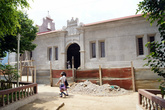 Церковь в АпанекеВход в церковь
