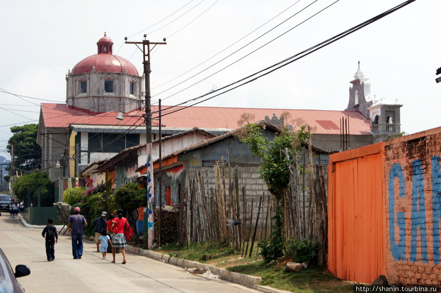 В Апанеке церковь видна отовсюды — городок-то маленький Апанека, Сальвадор