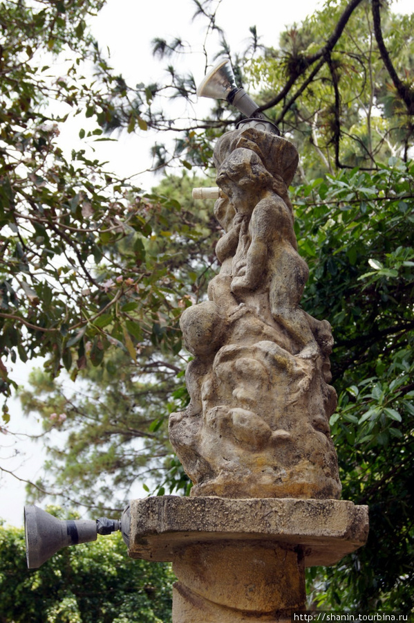 Фонтан на центральной площади в Атако Концепсьон-де-Атако, Сальвадор