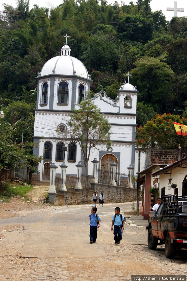 В Атако у церкви Концепсьон-де-Атако, Сальвадор
