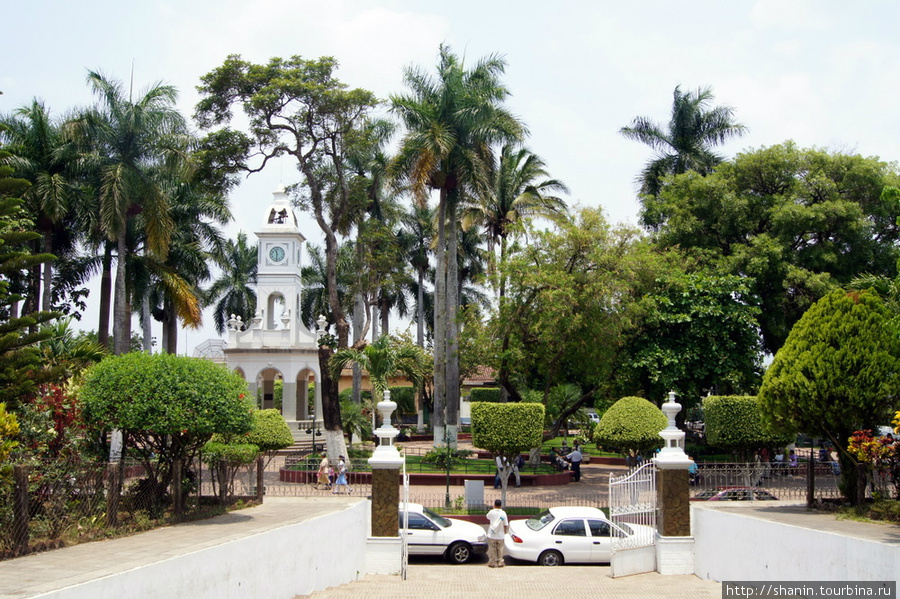 На центральной площади Ауачапан, Сальвадор