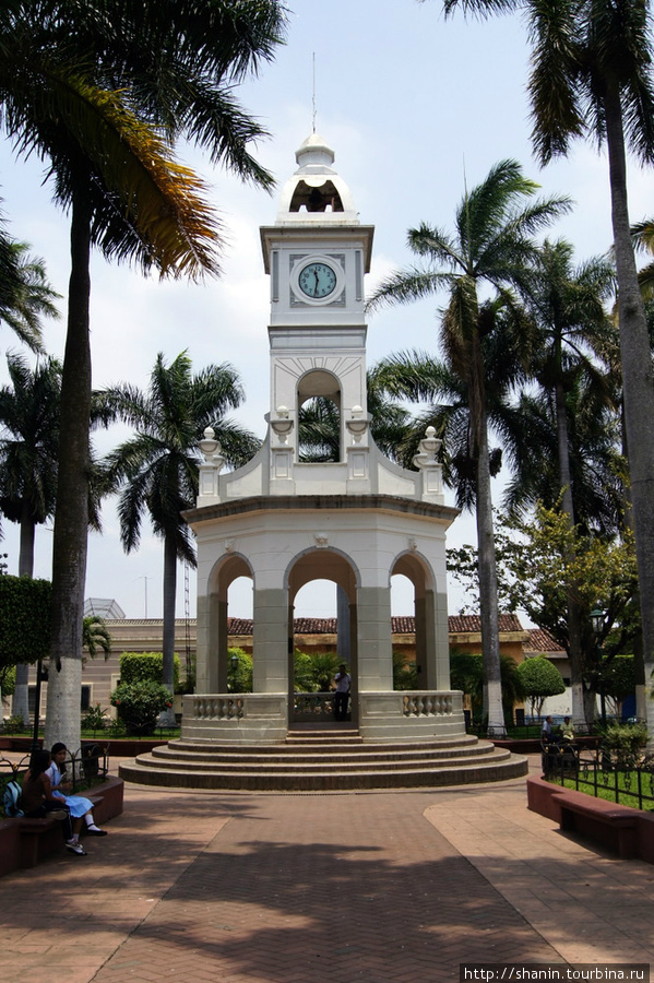 Башня с часами на центральной площади Ауачапан, Сальвадор