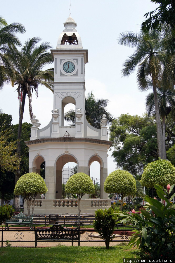 Башня с часами на центральной площади Ауачапан, Сальвадор