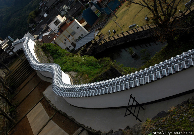 Волнистая стена замка Усуки Усуки, Япония