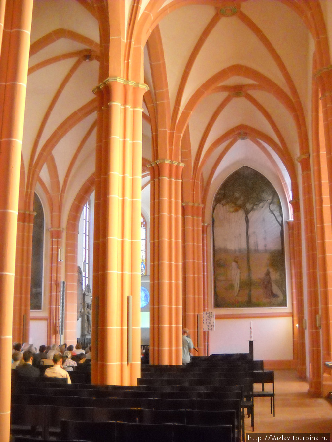 Внутри храма. Слева видны слушатели лекции Гейдельберг, Германия