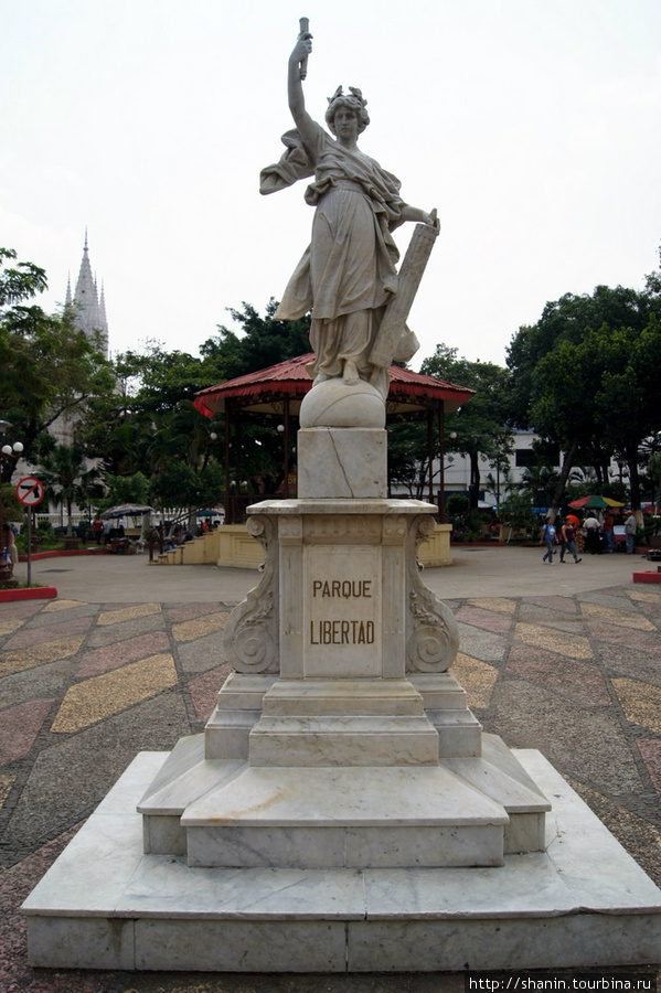 Памятник перед входом в муниципалитет Санта-Ана, Сальвадор