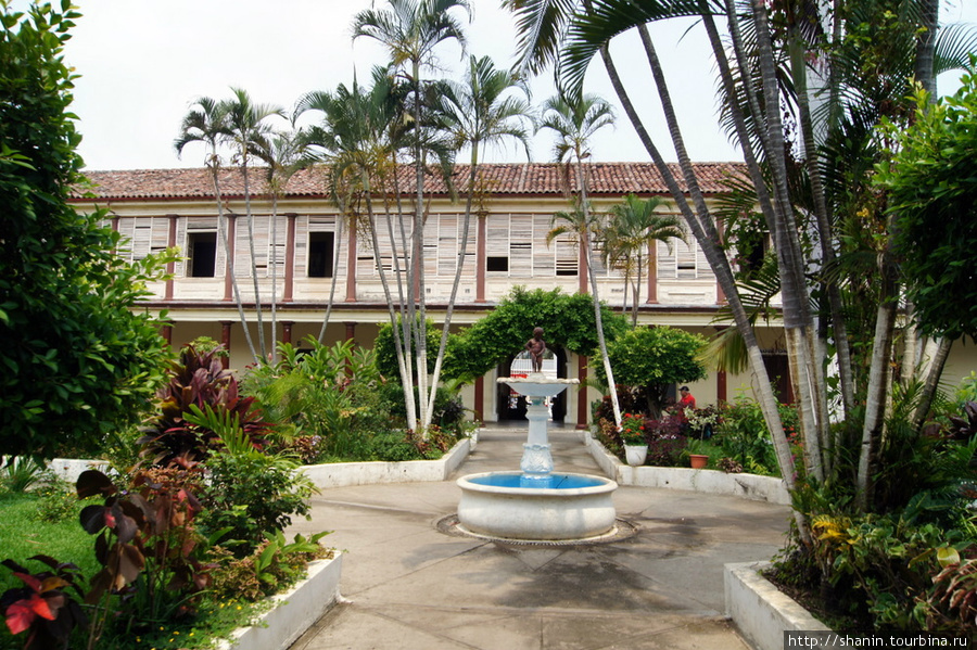 Внутренний двор муниципалитета — настоящий ботанический сад Санта-Ана, Сальвадор
