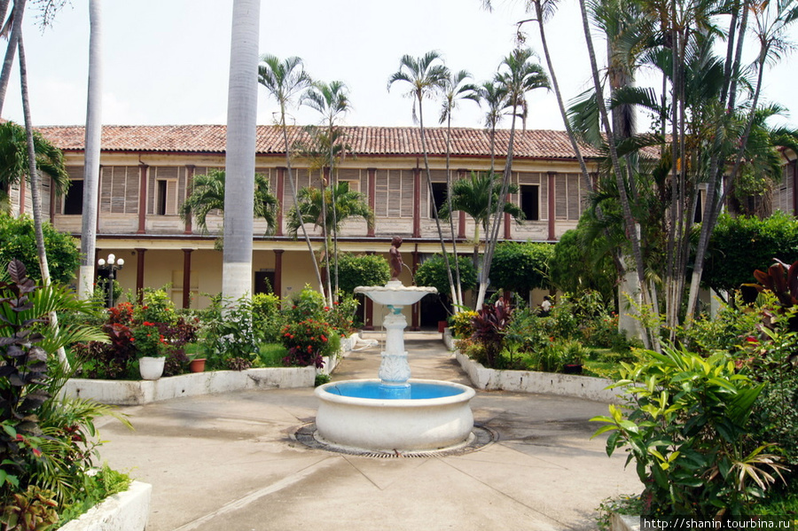 Во внутреннем дворе Санта-Ана, Сальвадор
