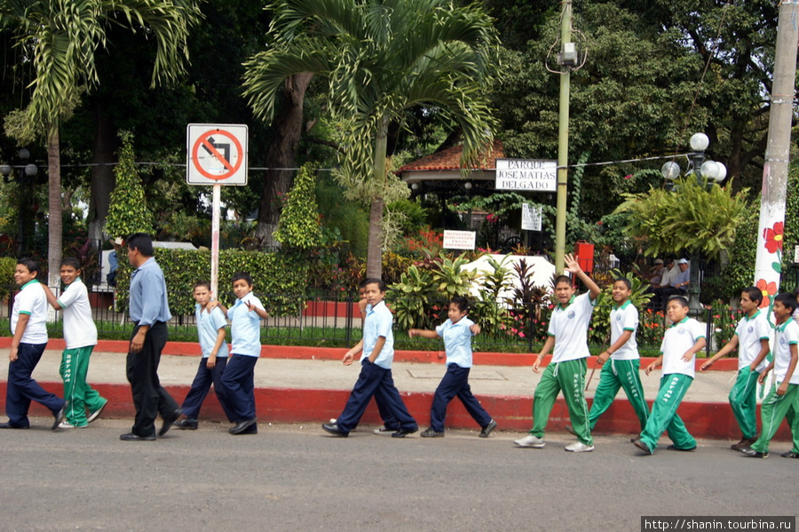 Школьники на прогулке Чалчуапа, Сальвадор