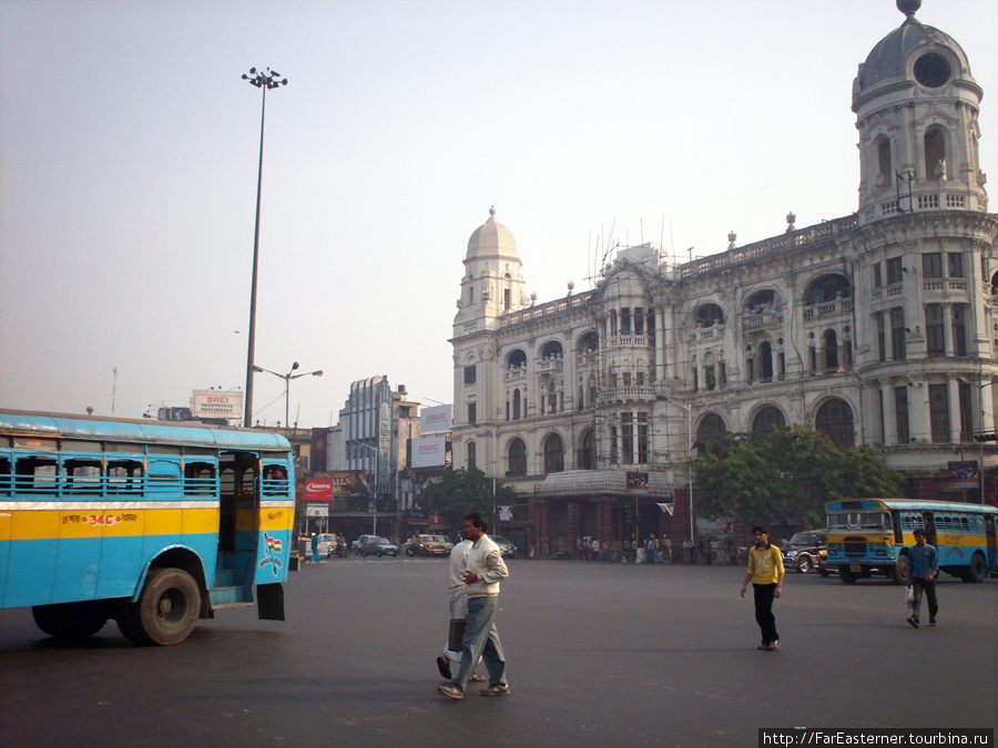 Здание центрального универмага по пути от Esplanade до ББД Баг Калькутта, Индия