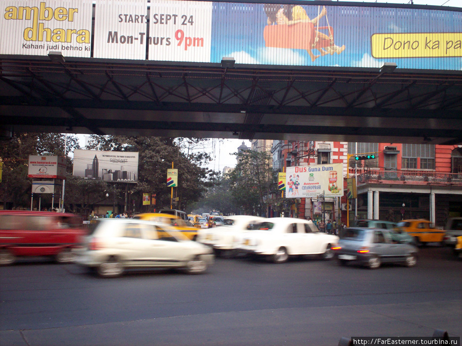 Трафик на центральной Чоуринге роуд Калькутта, Индия