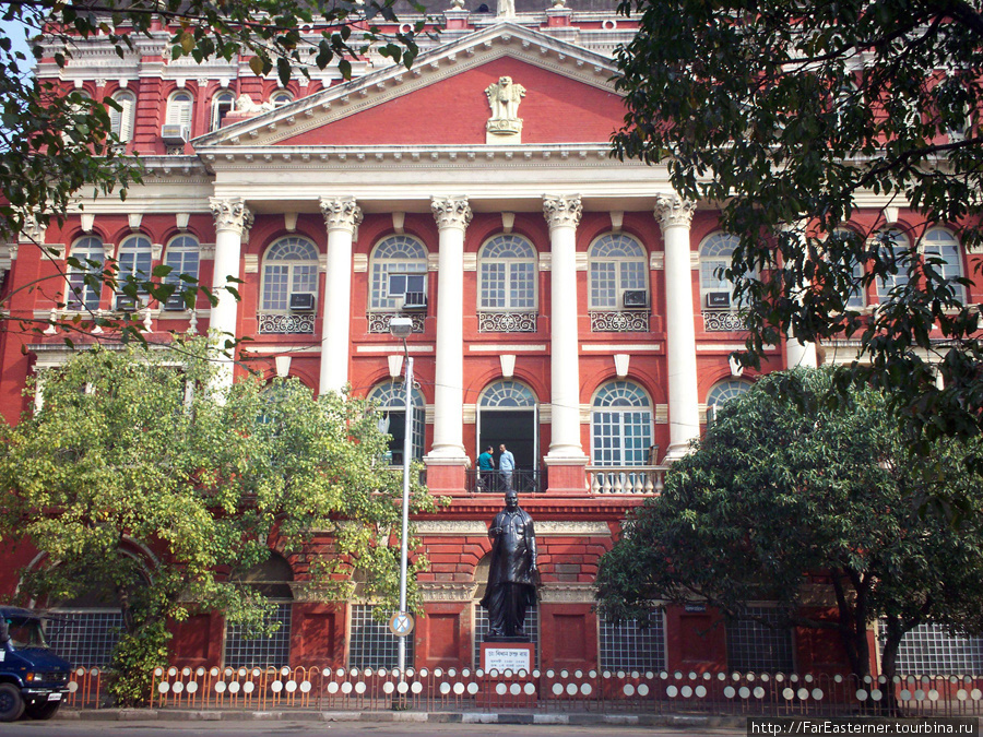 Дом писателей, центральная колоннада с балконом Калькутта, Индия