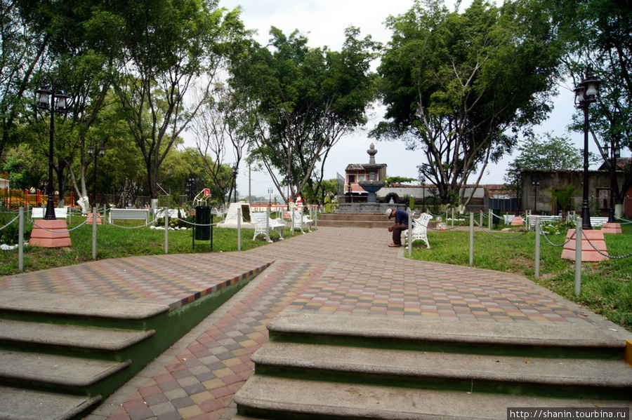 В парке Апостола Иакова Чалчуапа, Сальвадор
