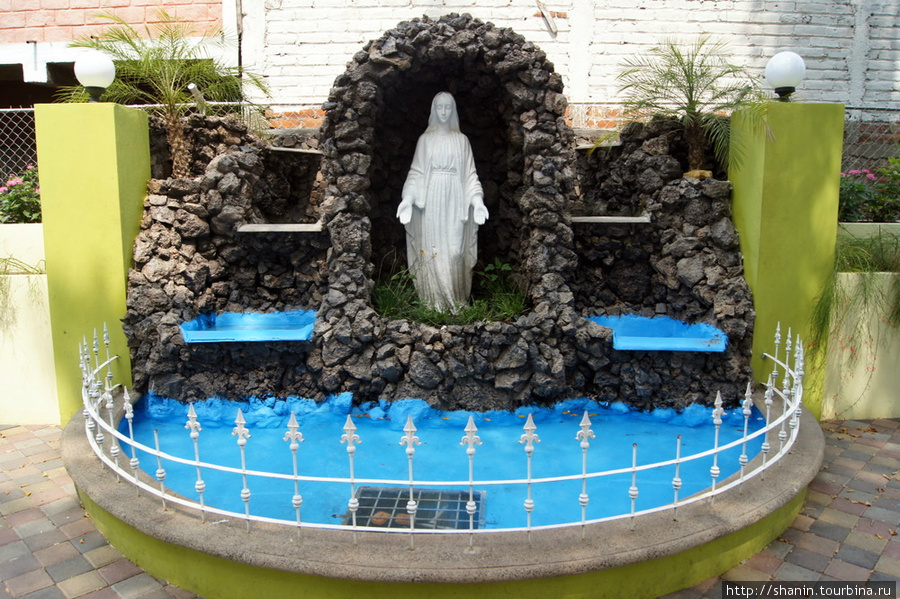 В парке Апостола Иакова Чалчуапа, Сальвадор