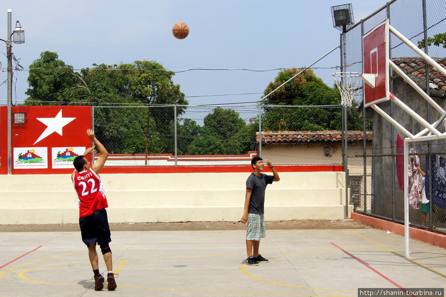 В парке Апостола Иакова есть и баскетбольная площадка Чалчуапа, Сальвадор
