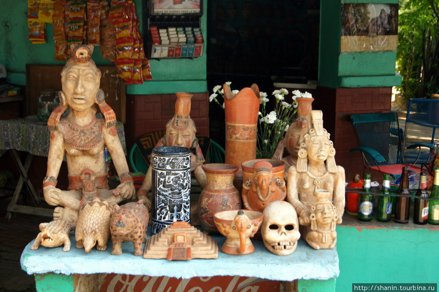 Сувениры у входа на руины Тазумала Чалчуапа, Сальвадор
