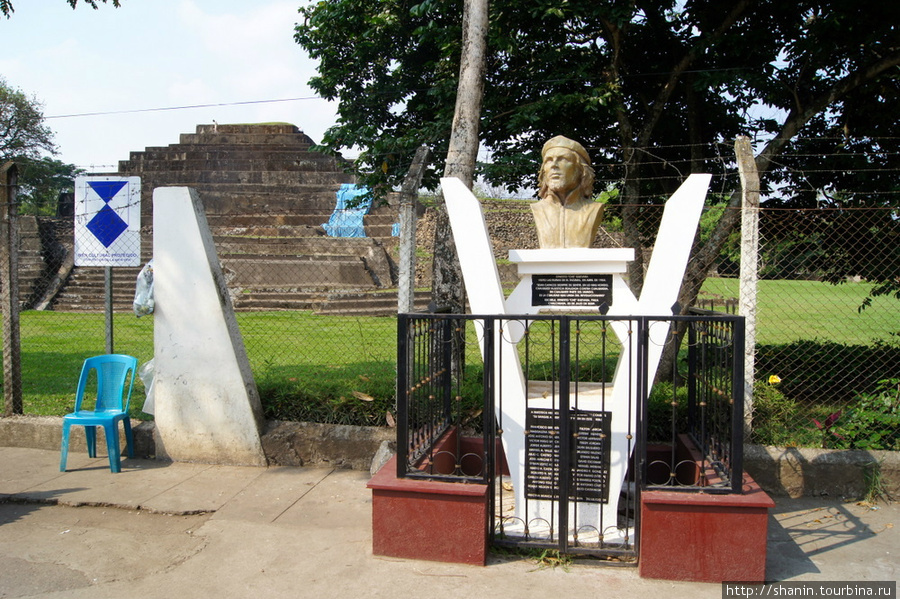 Памятник Че Геваре — за то, что гон здесь однажды побывал Чалчуапа, Сальвадор