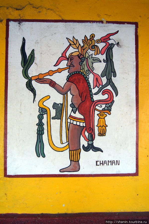 Бог индейцев-майя — рисунок на стене у входа на руины Чалчуапа, Сальвадор