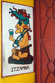 Бог индейцев-майя — рисунок на стене у входа на руины