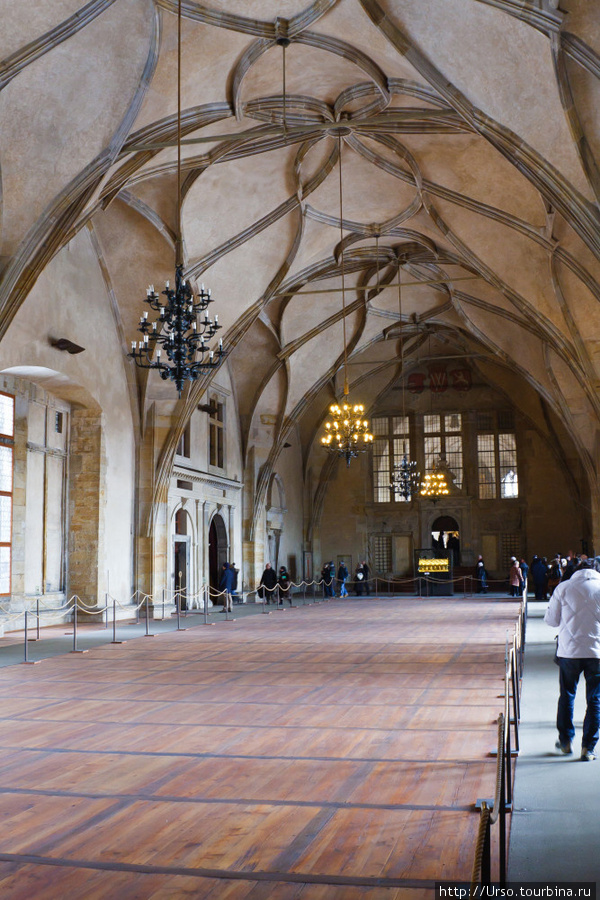 Владиславский зал. Считается самым красивым залом поздней готики в Центральной Европе, и одновременно самый большой светский зал в средневековой Праге. Он был построен при короле Владиславе Ягеллоне в 1502 г. и до сих пор удивляет своими размерами: длина зала — 62м, ширина-16м, высота- 13м.
С нервюрными сетчатыми сводами, но уже не имеющий характерных для готики окон, покрытых ажурной резьбой по камню, этот просторный зал возник как раз на пороге Возрождения. Здесь заседали сеймы, проходили рыцарские турниры, здесь даже был рынок. На рыцарские турниры рыцари въезжали в зал по Лестнице всадников.
С 1918 г. здесь происходят выборы президента республики, с 1945 г. — важнейшие заседания общегосударственного значения. Прага, Чехия