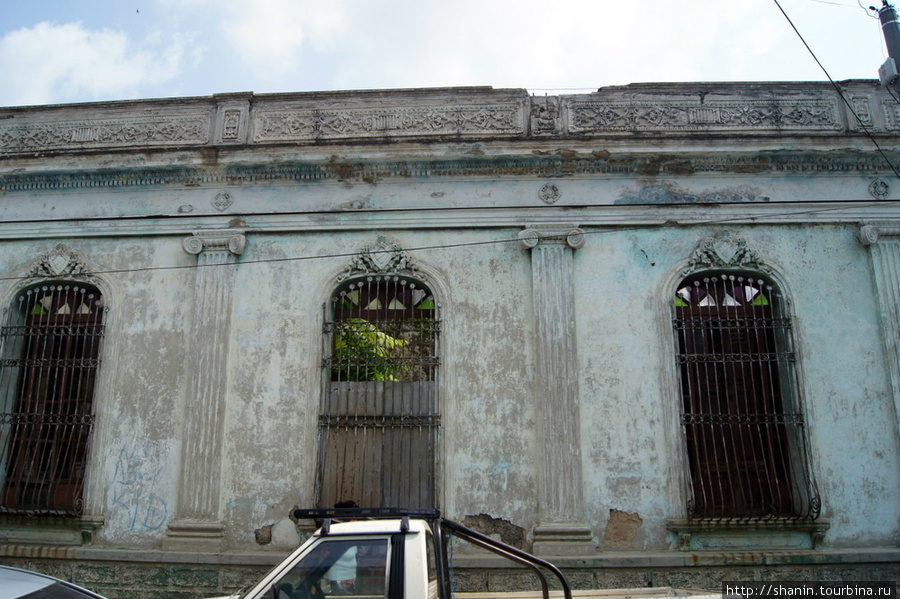 В Санта-Ане много старых полуразрушенных домов Санта-Ана, Сальвадор