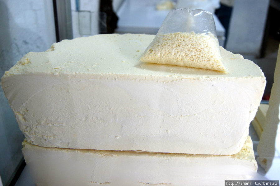 Домашний сыр продается на развес Санта-Ана, Сальвадор