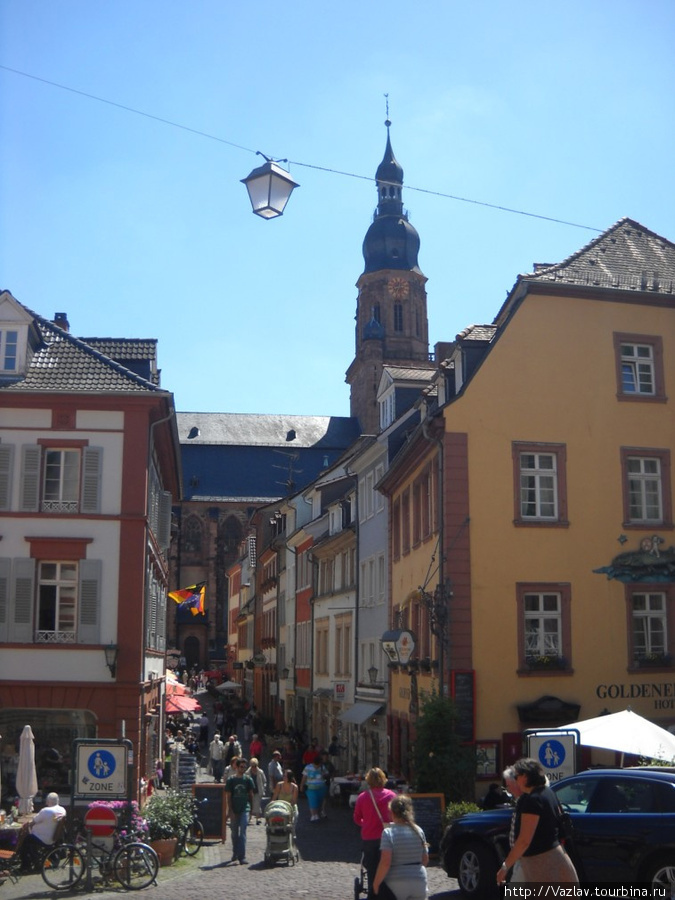 Колокольня торчит над домами и видна почти отовсюду Гейдельберг, Германия